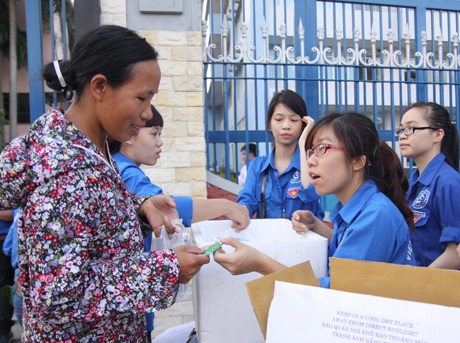 Món quà sáng tuy nhỏ nhưng đong đầy ý nghĩa các bạn SVTN gửi tới sĩ tử mùa thi.