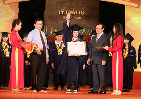 Tuyên dương 132 Thủ khoa xuất sắc của Thủ đô - 1 Thủ khoa xuất sắc các trường đại học, học viện nhận bằng khen từ lãnh đạo thành phố Hà Nội