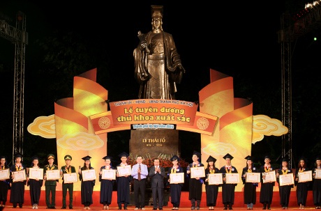 Tuyên dương 132 Thủ khoa xuất sắc của Thủ đô - 2 Thủ khoa xuất sắc các trường đại học, học viện nhận bằng khen từ lãnh đạo thành phố Hà Nội