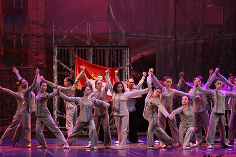 Chị cùng các đồng chí, đồng đội đấu tranh