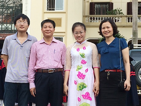 Thủ khoa "thích trẻ nhỏ" đáng yêu của ĐH Y Hà Nội - 2 Phương Mai (mặc áo dài) trong ngày lễ nhận bằng tốt nghiệp loại xuất sắc