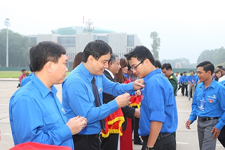 200 đại biểu thanh niên tiên tiến báo công dâng Bác - 3 Chủ tịch nước trao kỉ niệm chương và khen tặng các đại biểu thanh niên tiên tiến