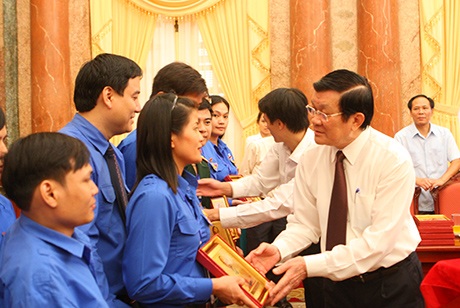 200 đại biểu thanh niên tiên tiến báo công dâng Bác - 2 Chủ tịch nước trao kỉ niệm chương và khen tặng các đại biểu thanh niên tiên tiến