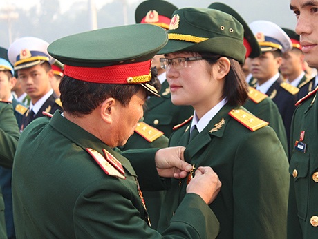 “Bóng hồng” chiếm ngôi Thủ khoa trường quân sự - 2 Hoàng Thị Yến nhận kỉ niệm chương trước Lăng Chủ tịch Hồ Chí Minh