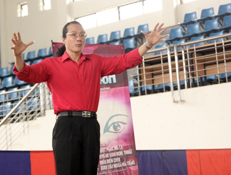 Nghệ sĩ Lê Tuấn Cường say sưa giảng và thị phạm cho các học viên