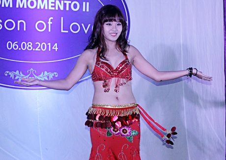 Minh Thúy biểu diễn bellydance