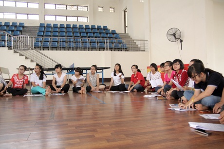 Lớp học chèo có khoảng 20 học viên, học căn bản về nghệ thuật chèo chỉ qua 16 buổi