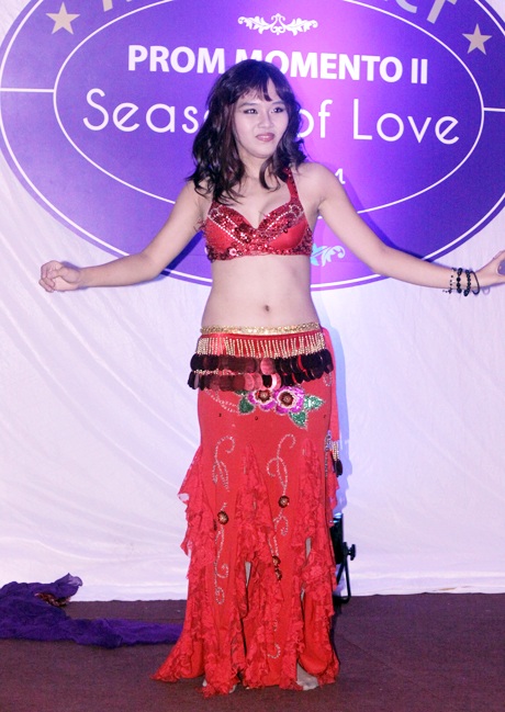 Anh chàng lịch lãm khoe tài guitar