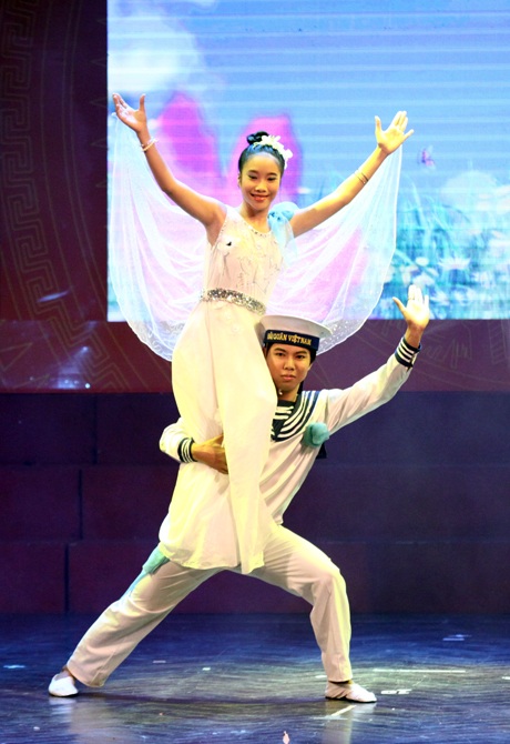 Màn múa Tự nguyện của học sinh trường Hữu nghị Bà Rịa – Vũng Tàu