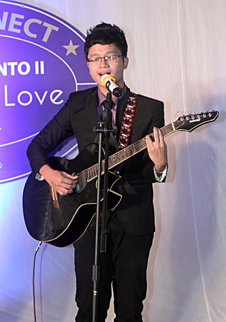 Anh chàng lịch lãm khoe tài guitar