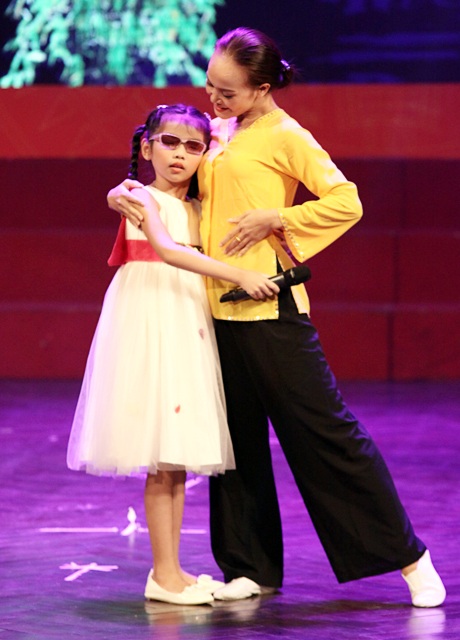 Học sinh khiếm thị trường PT chuyên biệt Nguyễn Đình Chiểu, Đà Nẵng thể hiện ca khúc