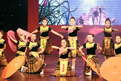 Học sinh trường Giáo dục và hỗ trợ trẻ em bị thiệt thòi tỉnh Thái Nguyên thể hiện bài múa