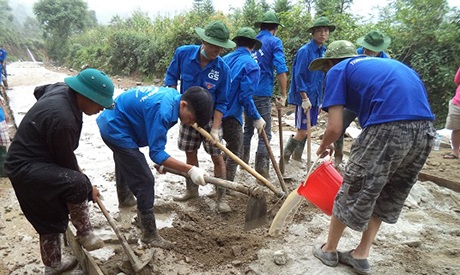Tuổi trẻ Thủ đô góp sức xây dựng nông thôn mới - 1 Thanh niên tình nguyện giúp xây dựng đường bê tông tại xã Y Tý