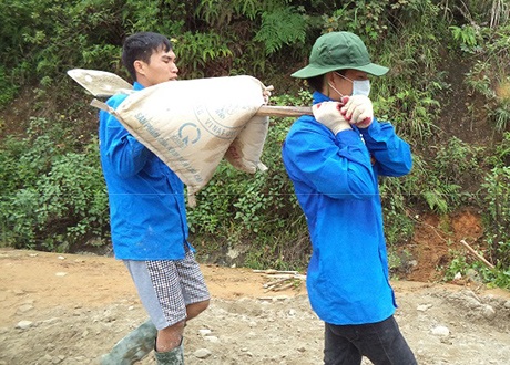 Tuổi trẻ Thủ đô góp sức xây dựng nông thôn mới - 2 Thanh niên Thủ đô không quản ngại gian khó giúp đỡ bà con làm đường