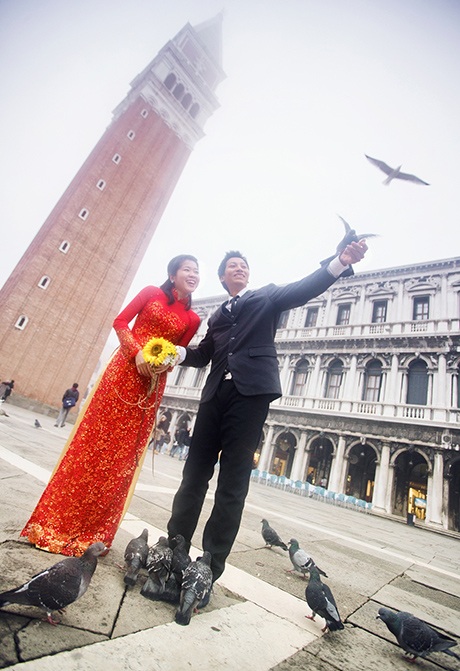 Tà áo dài Việt trên đất châu Âu