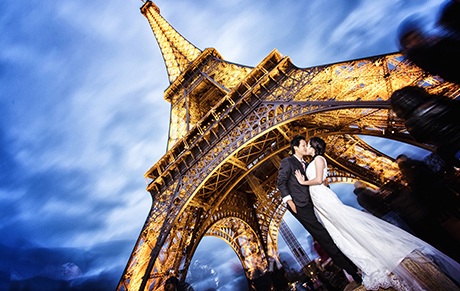 Khoảnh khắc lãng mạn dưới chân tháp Eiffel