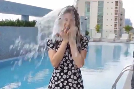 Hồ Vĩnh Khoa và Diễm My thách đố dội nước đá lẫn nhau.