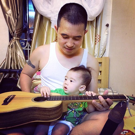 Hiếu Orion – người truyền cảm hứng cho du ca đường phố - 2 Anh Hiếu dạy các con mình làm quen với cây đàn từ bé
