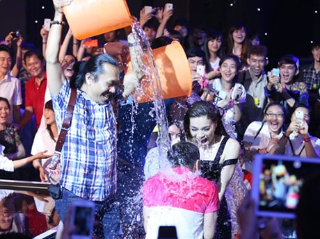 Giới trẻ Việt rộ mốt thách đố nhau dội nước đá