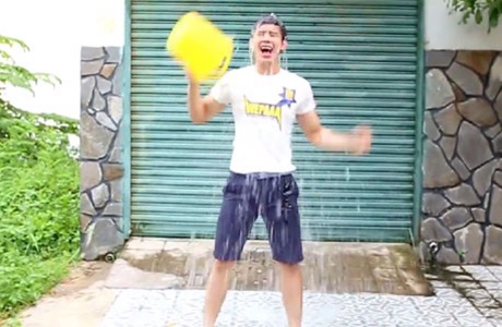 Hồ Vĩnh Khoa và Diễm My thách đố dội nước đá lẫn nhau.