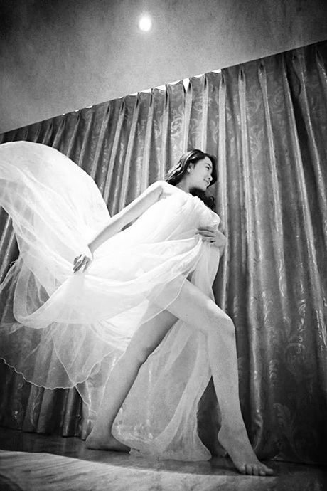 Bộ ảnh hạnh phúc đón con đầu lòng của cặp dancer nổi tiếng Hà thành - 4 Bụng bầu nặng nề không cản trở Trang trong niềm đam mê khiêu vũ