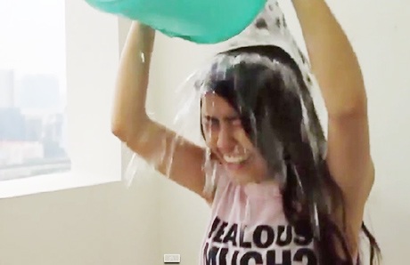 Giới trẻ Việt rộ mốt thách đố nhau dội nước đá