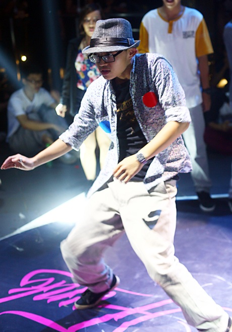 Giám khảo đến từ Nhật Bản trình diễn vũ điệu popping mang đậm chất riêng