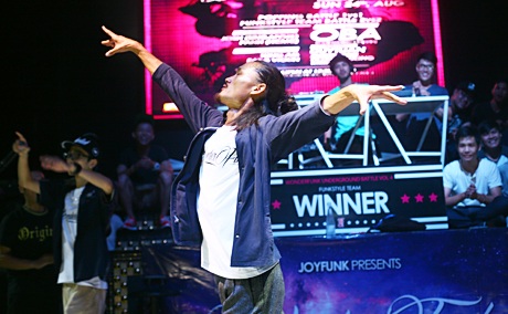 Giám khảo đến từ Nhật Bản trình diễn vũ điệu popping mang đậm chất riêng