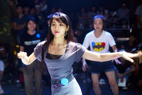 Các dancer nữ nóng bỏng và xinh đẹp biểu diễn hiphop