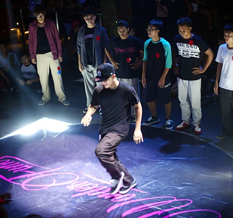 Giám khảo đến từ Nhật Bản trình diễn vũ điệu popping mang đậm chất riêng