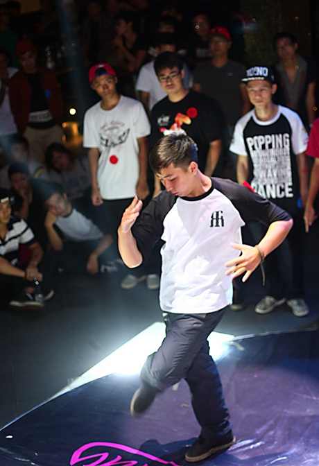 Giám khảo đến từ Nhật Bản trình diễn vũ điệu popping mang đậm chất riêng