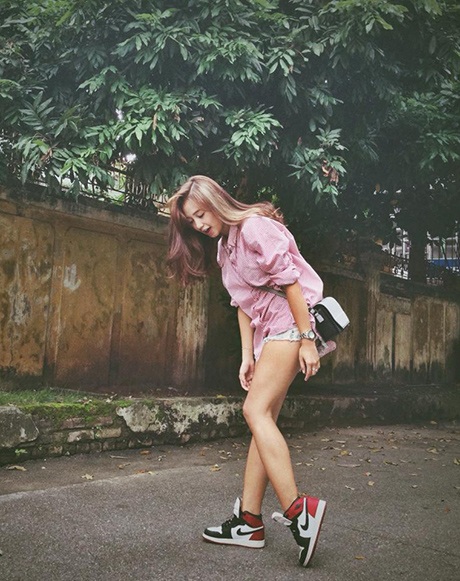 Hai bức ảnh trước và sau khi dùng ứng dụng kéo dài chân của Hà Lade