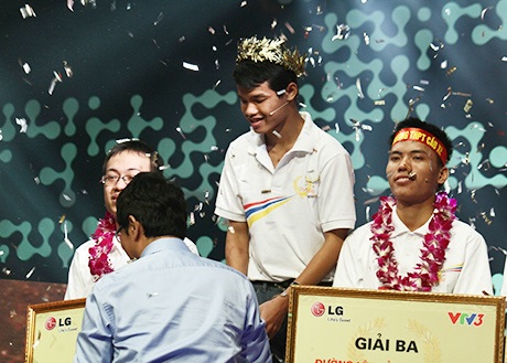 Trọng Nhân nhận vòng nguyệt quế