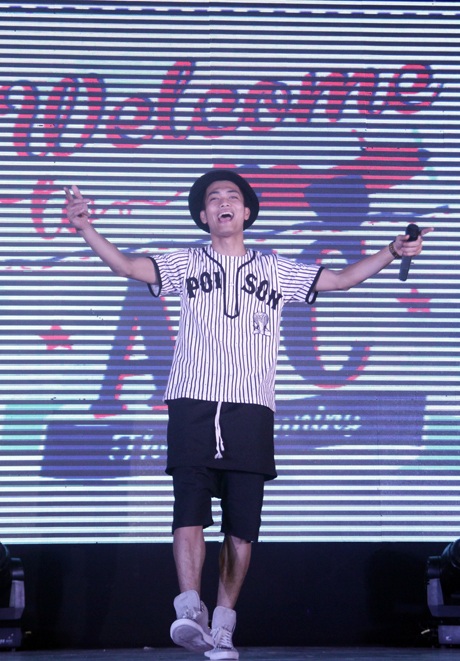 Rapper Big Daddy bất ngờ được "tỏ tình" giữa sân khấu trường Báo - 3 Và hoàn toàn chinh phục các bạn sinh viên với bản hit “Nóng”