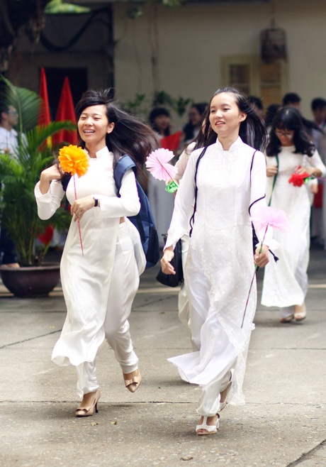 Nữ sinh Hà Nội duyên dáng tà áo dài đi tựu trường - 1 Nữ sinh Việt Đức rảo bước tới trường trong ngày khai giảng