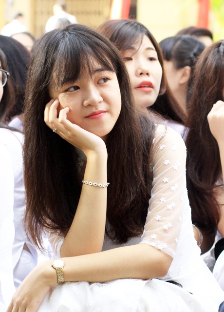 Nữ sinh Hà Nội duyên dáng tà áo dài đi tựu trường - 4 Hay những giây phút mơ màng
