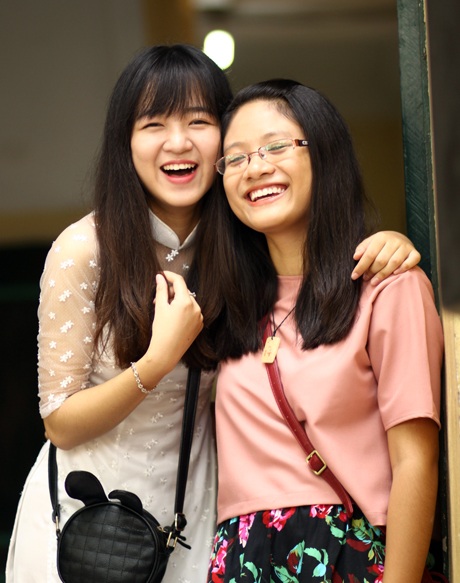 Nữ sinh Hà Nội duyên dáng tà áo dài đi tựu trường - 3 Vẻ đẹp của các cô gái được tô điểm bằng những nụ cười tươi rói