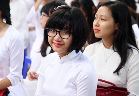 Nữ sinh Hà Nội duyên dáng tà áo dài đi tựu trường - 8 Con gái trường Chu Văn An không sắc nước hương trời song rất thân thiện