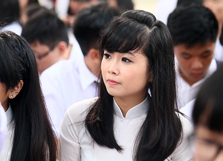 Nữ sinh Hà Nội duyên dáng tà áo dài đi tựu trường - 10 Và ở đâu cũng có hội bạn gái thân thiết