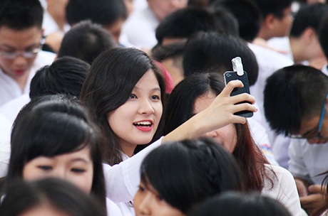 Nữ sinh Hà Nội duyên dáng tà áo dài đi tựu trường - 11 Và ở đâu cũng có hội bạn gái thân thiết