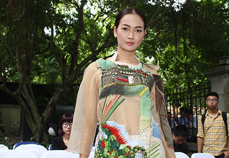 NTK Quang Nhật sử dụng chất liệu đặc biệt dệt từ vỏ cây của người dân tộc ở Hà Giang