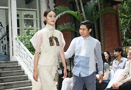 Quang Nhật giúp người mẫu chỉnh sửa thiết kế ra mắt công chúng