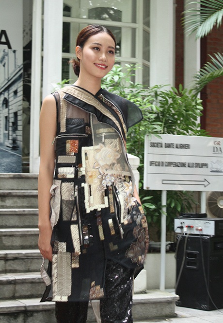 Công Khanh sử dụng nhiều chất liệu độc đáo như chất sừng vào tác phẩm của mình