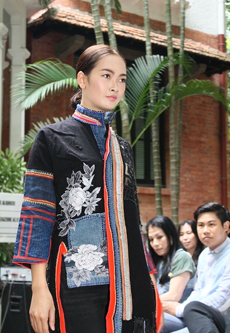 Trong khi đó NTK Minh Hạnh trung thành với chất liệu thổ cẩm