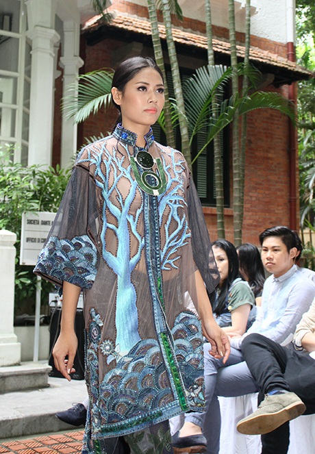 Nhưng được kết hợp mới lạ với jean