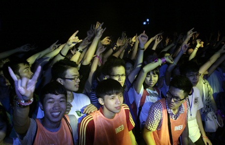 Sinh viên ĐH Giao thông vận tải say trong nhạc rock