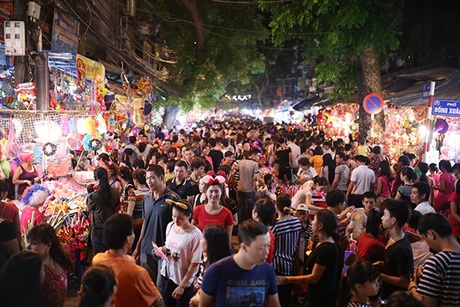 Phố Hàng Mã chật kín người đi chơi Trung thu