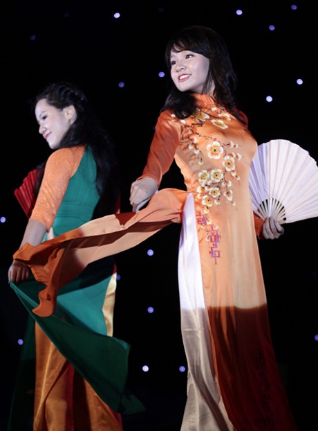 Chi thướt tha trong tà áo dài truyền thống