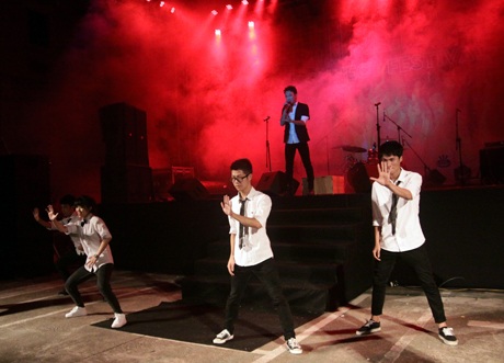 Phần trình diễn mở màn “Em của ngày hôm qua” của sinh viên ĐH Giao thông vận tải