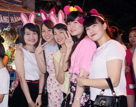 Các nhóm bạn trẻ rủ nhau hòa mình vào không khí đón rằm tháng 8